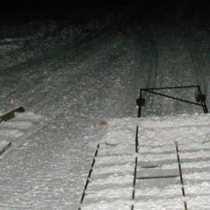 Olika modeller. Den högra har skidor baktill och en bräda som drar med lite snö, fungerar mycket bra.